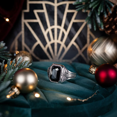 Bague art déco dans un décor de Noël