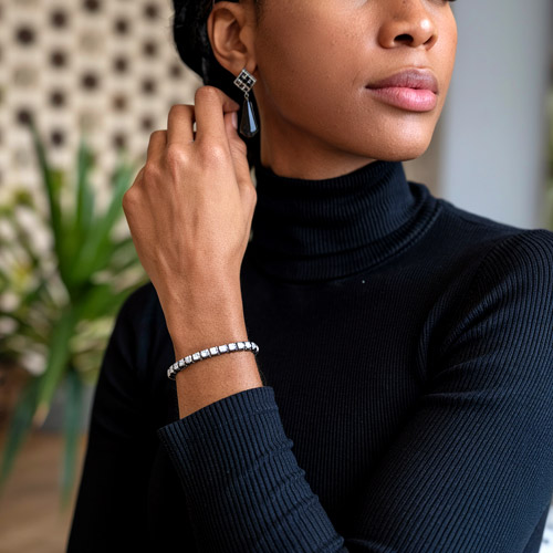 Femme portant un col roulé avec bracelet vintage