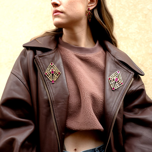 Femme portant un blouson de cuir avec broche vintage