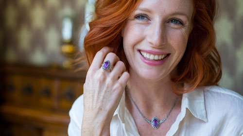 femme portant une bague vintage sertie d'une améthyste