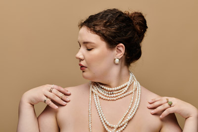 Femme avec collier de perles vintage à plusieurs rangs