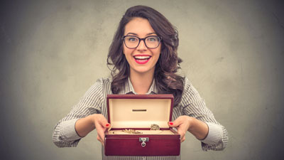 femmes avec une boite à bijoux vintage