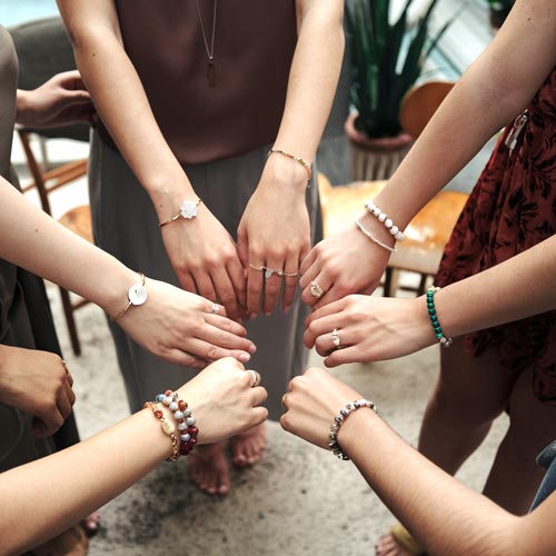 Des femmes comparent leurs bracelets vintages